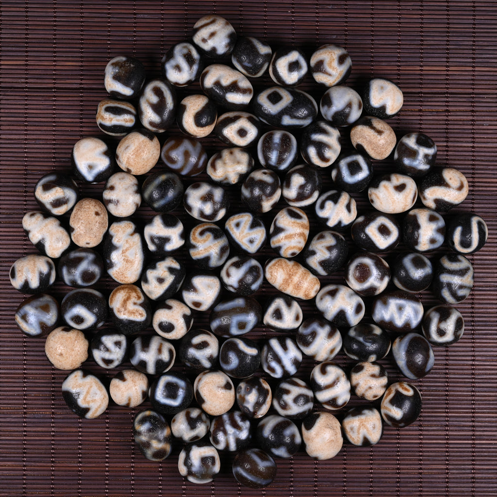 An Exceedingly Rare Ritual Consecration Dzi Bead Inscribed with Sanskrit Mantras（Antique Tibetan Dzi Bead - Ethnographic Artifact from Tibet）