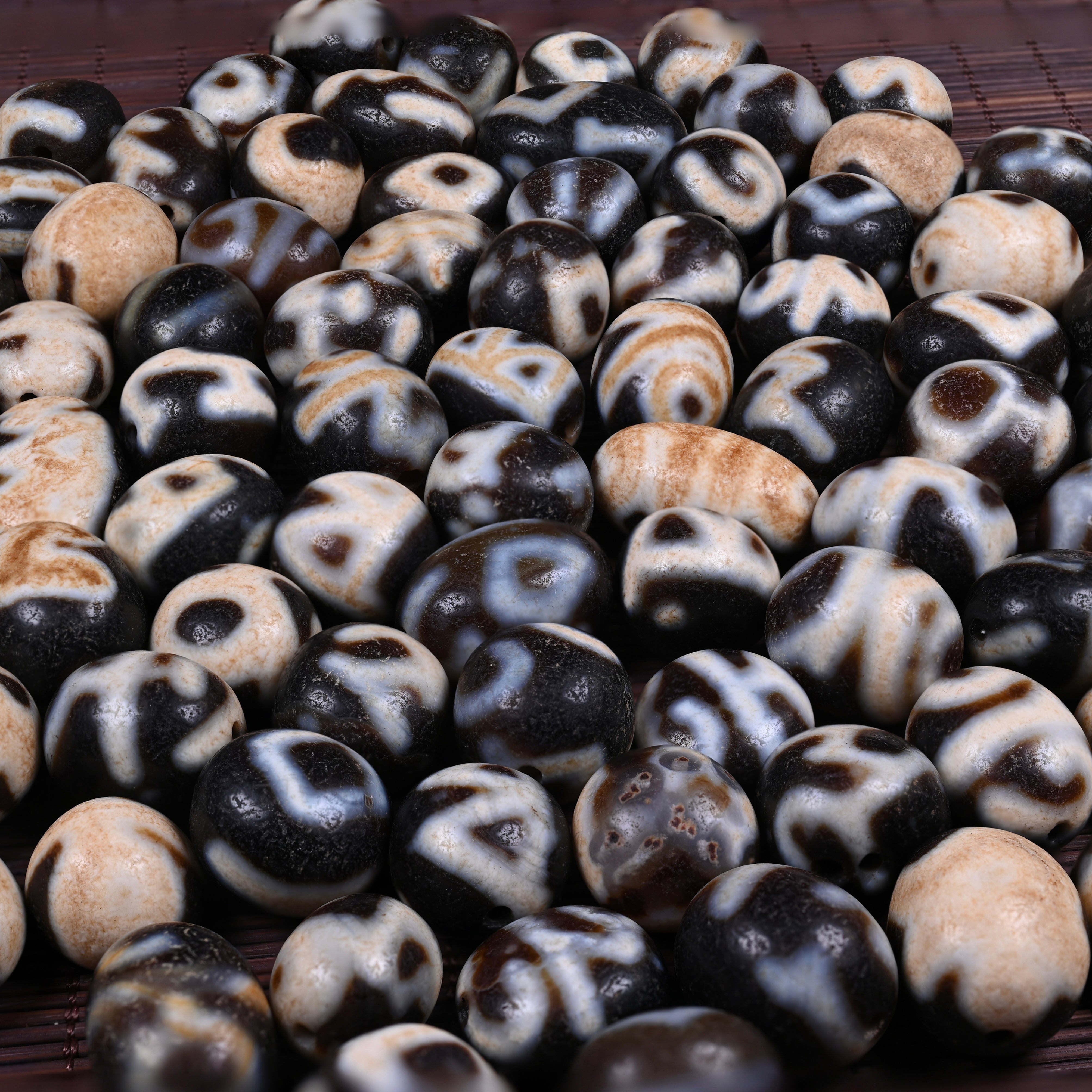 An Exceedingly Rare Ritual Consecration Dzi Bead Inscribed with Sanskrit Mantras（Antique Tibetan Dzi Bead - Ethnographic Artifact from Tibet）