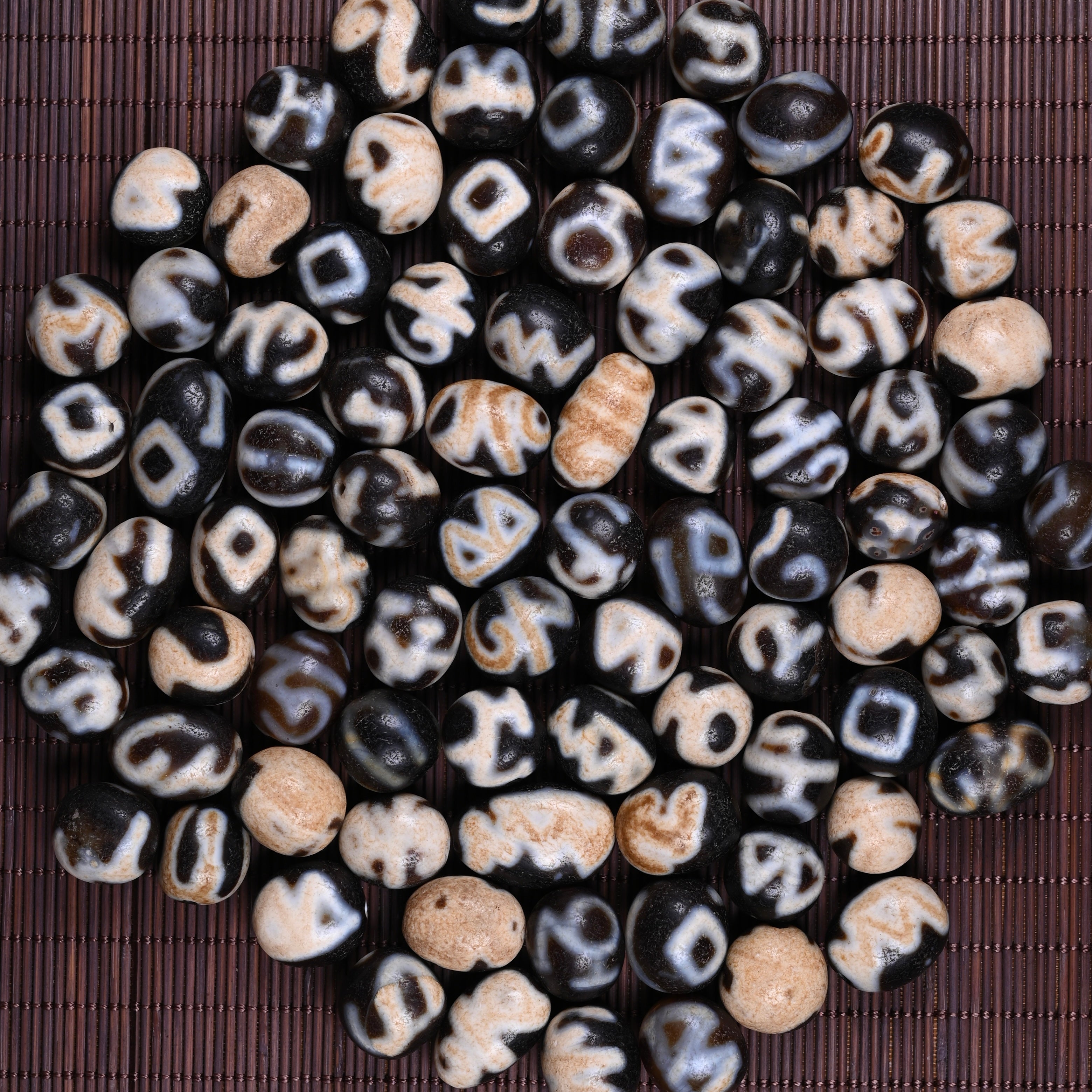 An Exceedingly Rare Ritual Consecration Dzi Bead Inscribed with Sanskrit Mantras（Antique Tibetan Dzi Bead - Ethnographic Artifact from Tibet）