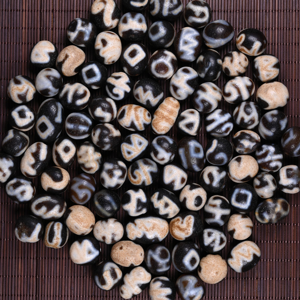 An Exceedingly Rare Ritual Consecration Dzi Bead Inscribed with Sanskrit Mantras（Antique Tibetan Dzi Bead - Ethnographic Artifact from Tibet）