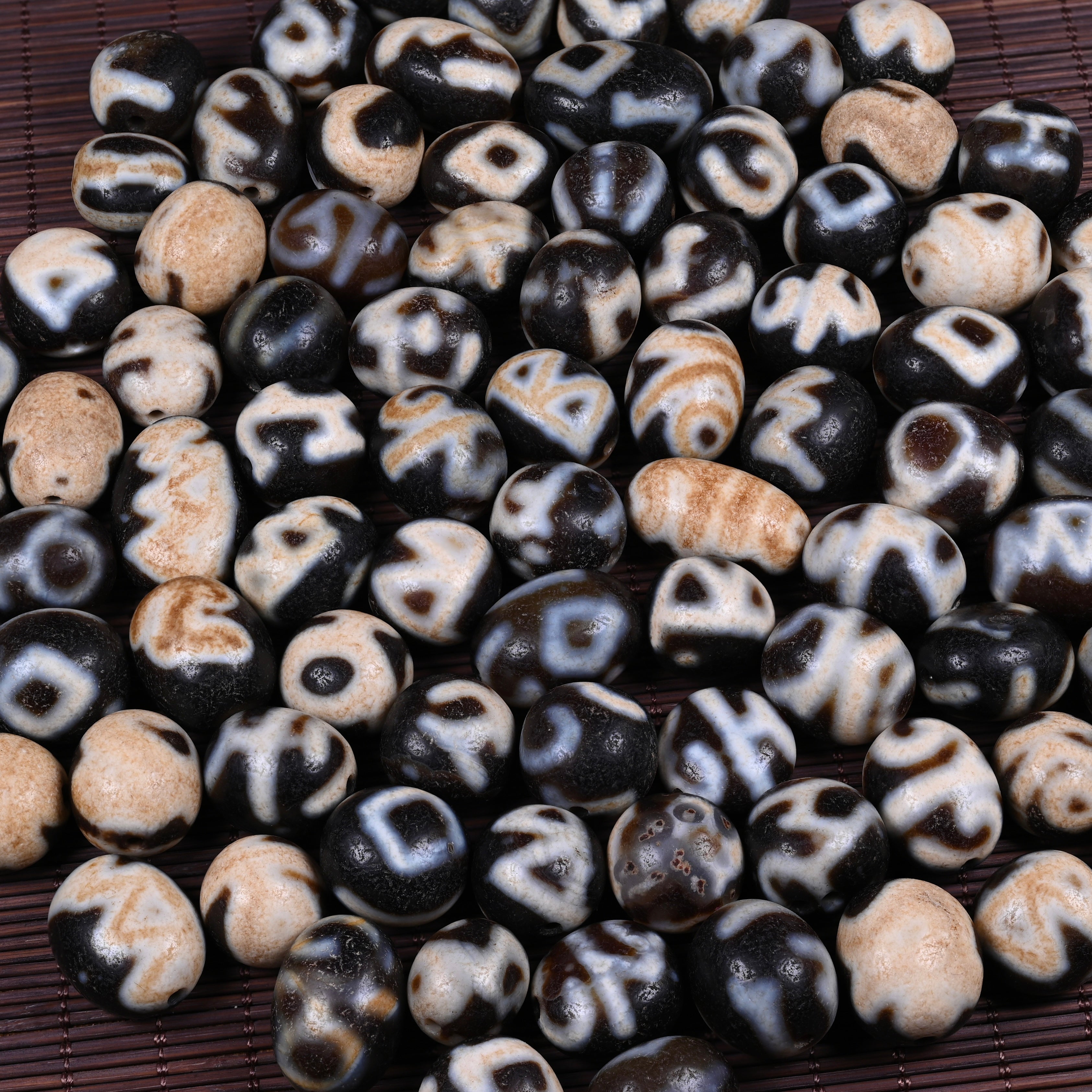 An Exceedingly Rare Ritual Consecration Dzi Bead Inscribed with Sanskrit Mantras（Antique Tibetan Dzi Bead - Ethnographic Artifact from Tibet）