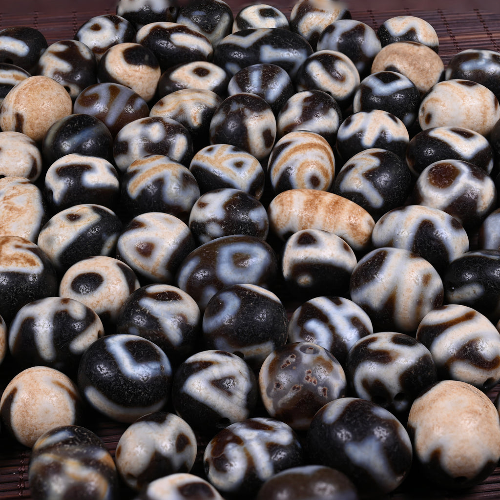 An Exceedingly Rare Ritual Consecration Dzi Bead Inscribed with Sanskrit Mantras（Antique Tibetan Dzi Bead - Ethnographic Artifact from Tibet）